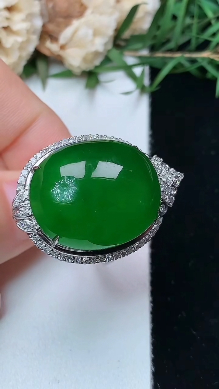 天然A货翡翠蛋面戒指 吊坠两用款，尺寸16.7-21.7-17.7，重量:10.98g2026年4月26日
工厂直销收藏佳品,种好水足，色泽均匀，有种有色，上手高大气！