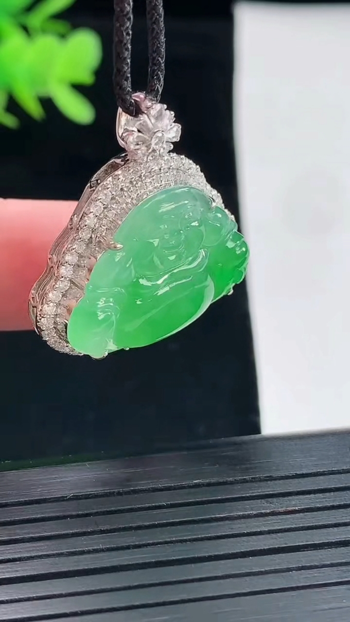 天然A货翡翠佛公吊坠，尺寸28.6-27.5-10.8，裸石17-24重量:7.45g
4月26日
