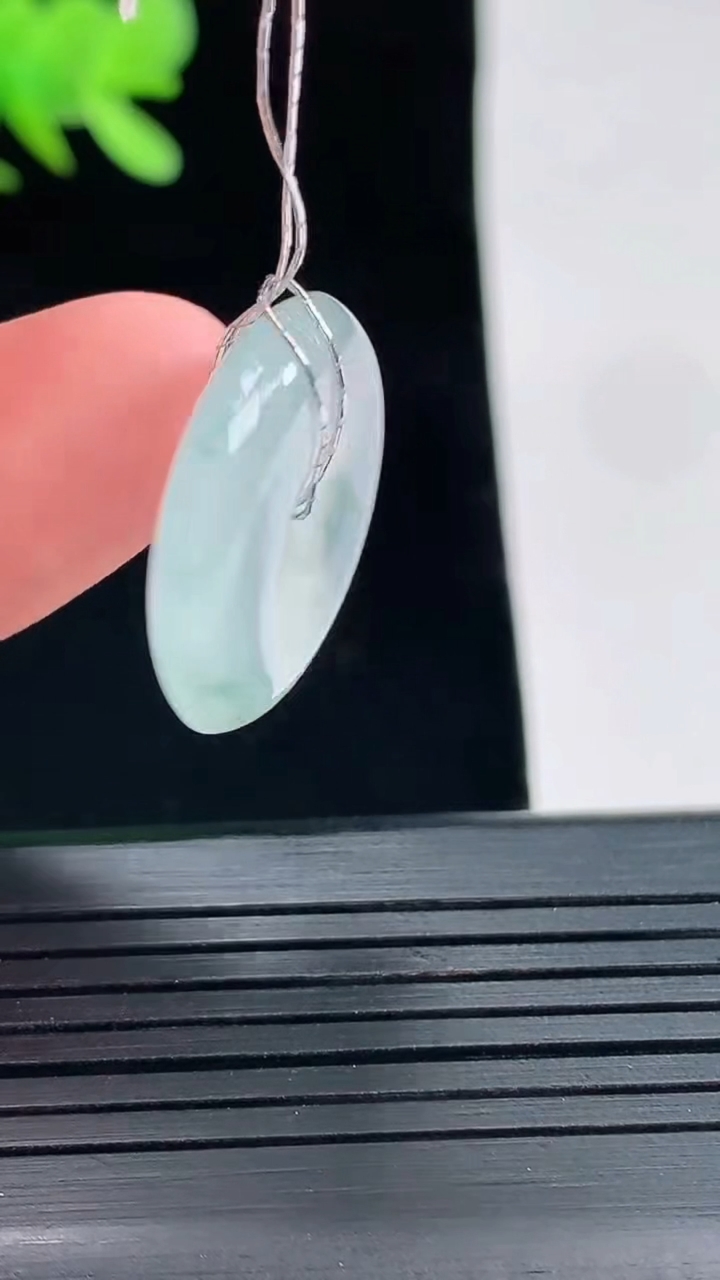 天然A货翡翠冰种飘花平安扣吊坠，尺寸21-5重量:4.84g
4月26日