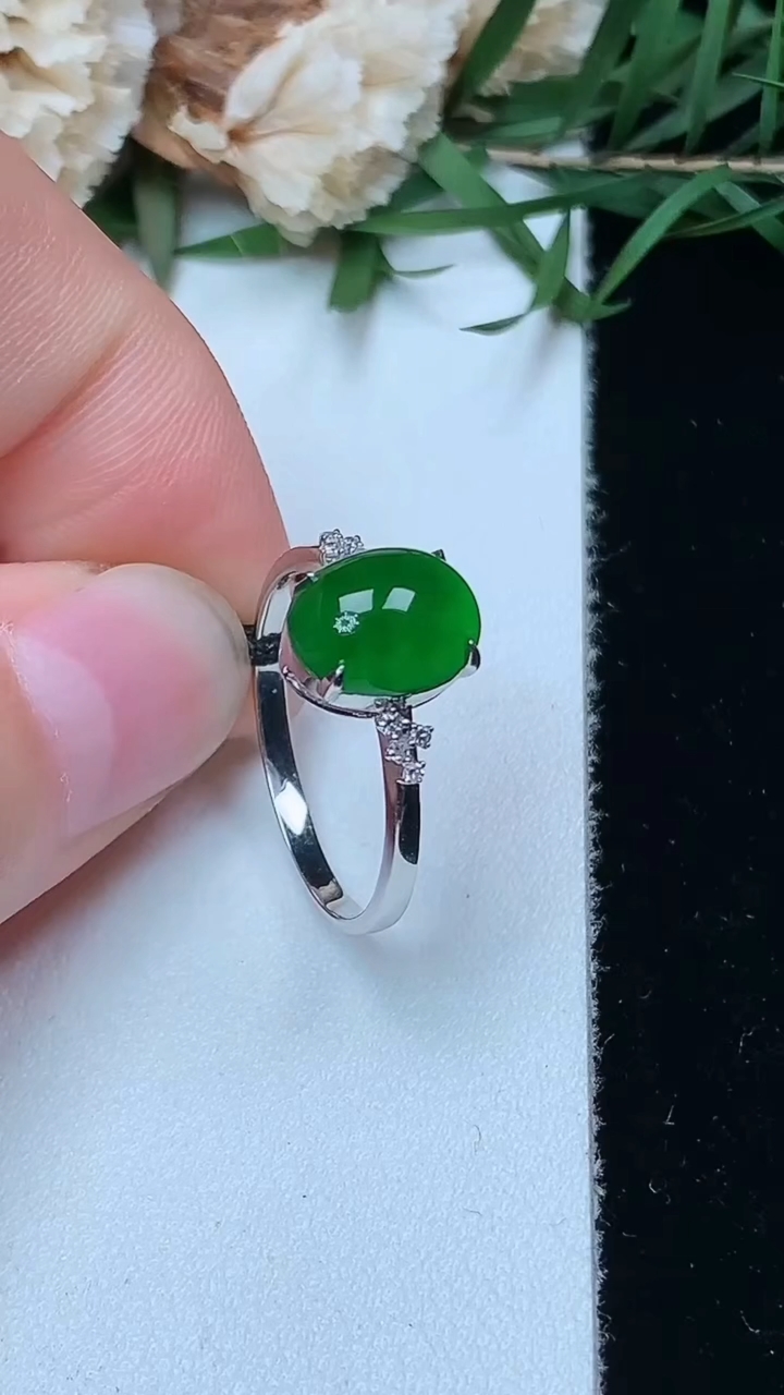 天然A货翡翠蛋面戒指，尺寸17-9-7.3，重量:2.00g2026年4月26日
工厂直销收藏佳品,种好水足，色泽均匀，有种有色，上手高大气！