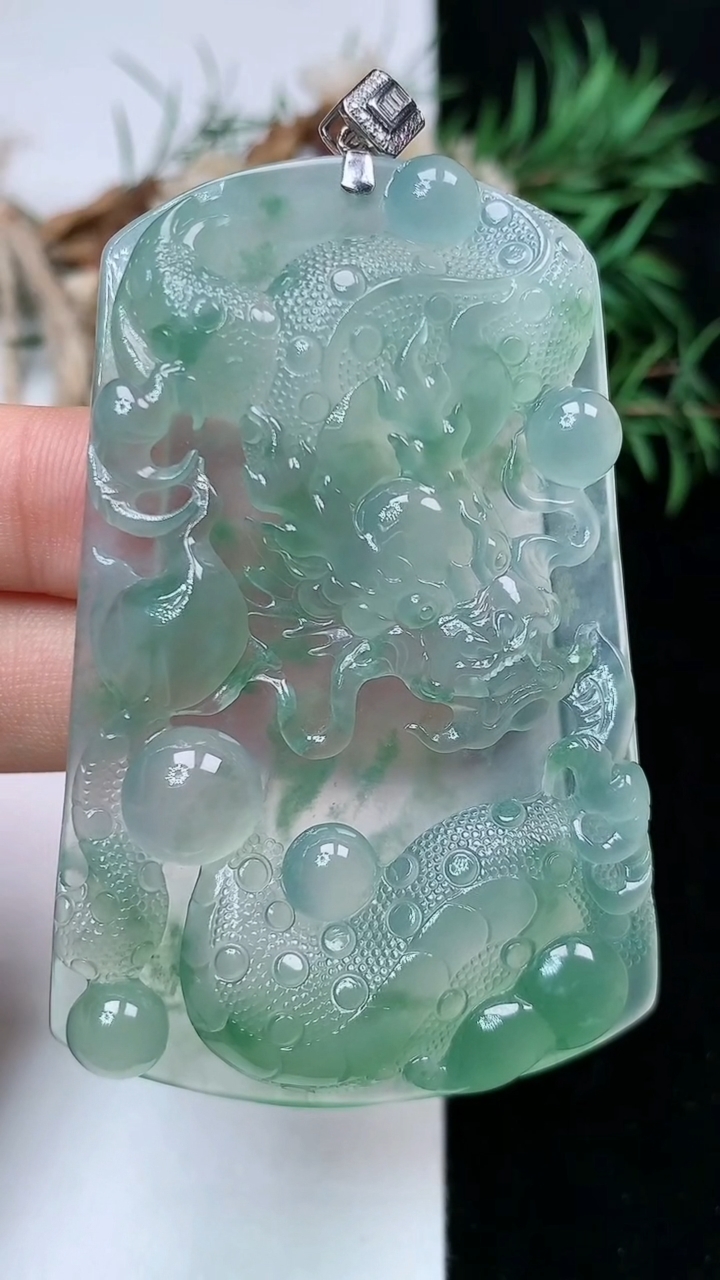 天然A货翡翠龙牌吊坠，尺寸63-40.6-6.2，重量:31.97g
4月26日