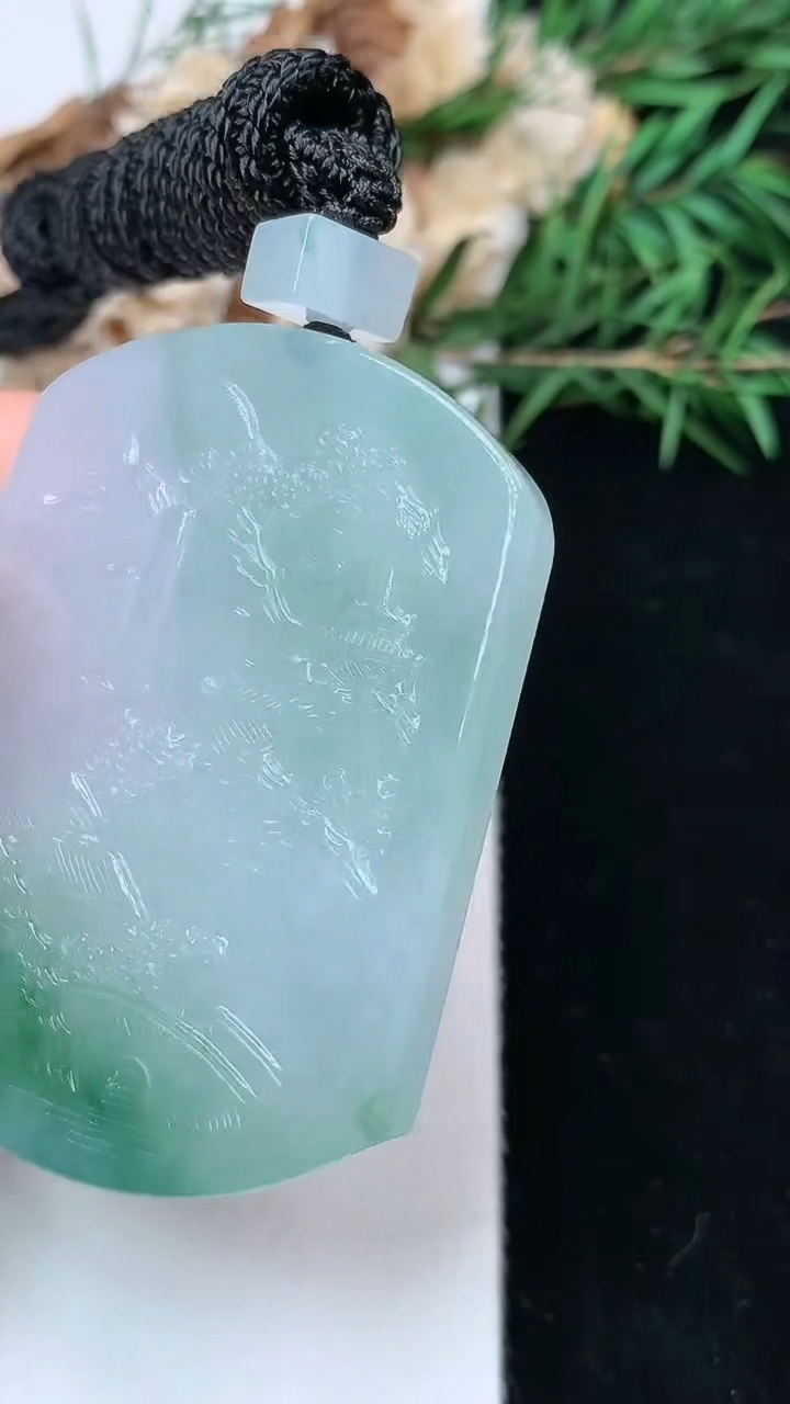 天然A货翡翠山水牌吊坠，尺寸49.2-38.3-6，重量:35.44g
4月26日