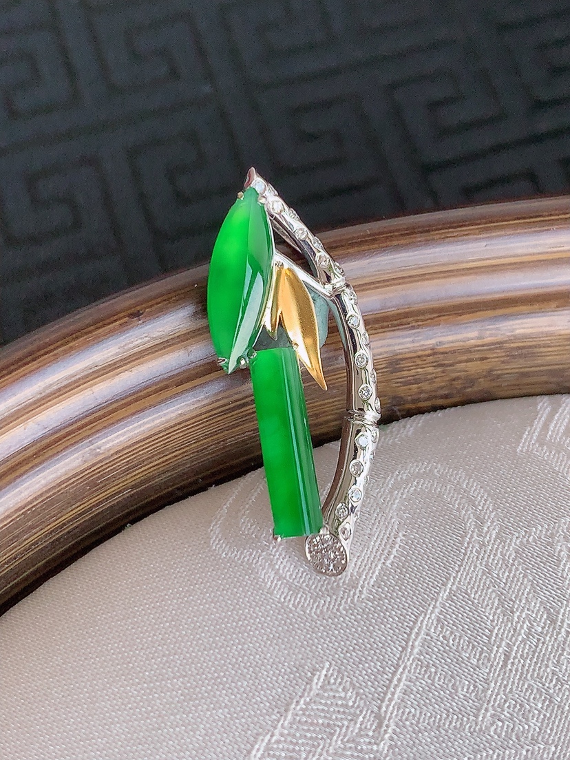 天然A货翡翠18K金伴钻镶嵌满绿随形吊坠 
尺寸27.5-12-3.6-2.5mm 重量1.64g 0425