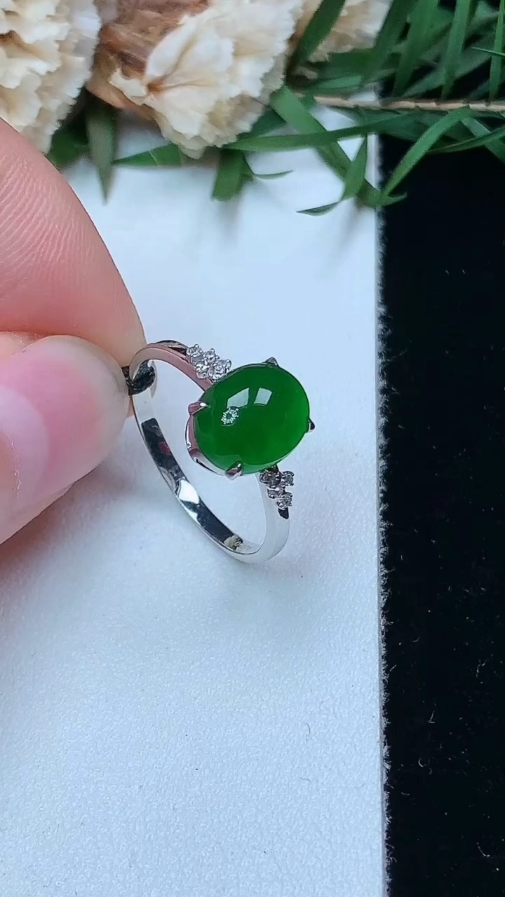 天然A货翡翠蛋面戒指，尺寸17-9-7.3，重量:2.00g2026年4月26日
工厂直销收藏佳品,