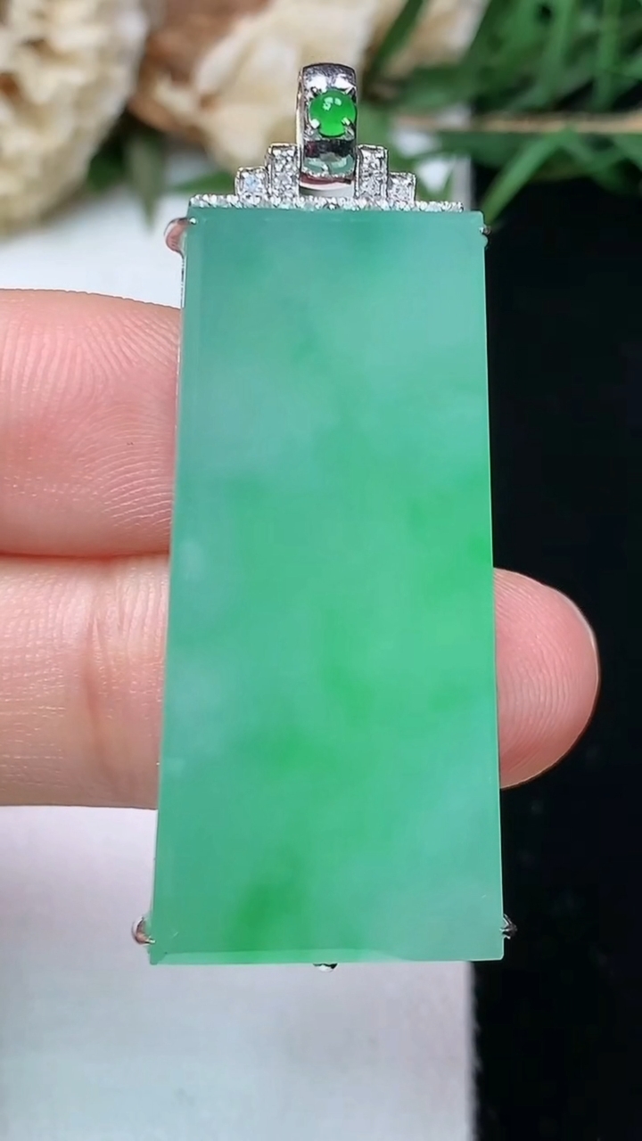 天然A货翡翠无事牌吊坠，尺寸33.7-15.5-8.2，重量:11.22g
4月26日