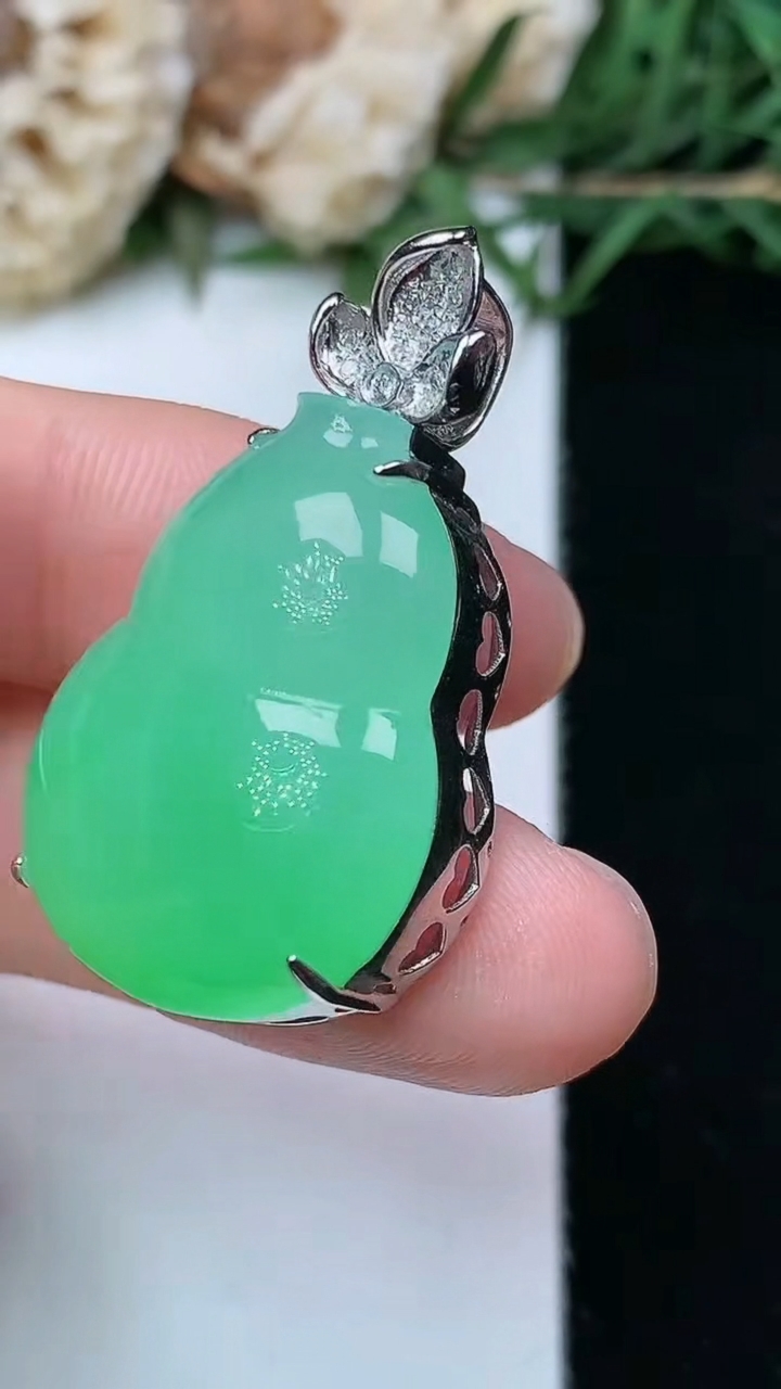 天然A货翡翠葫芦吊坠，尺寸24.9-19.3-10.8，重量:8.75g
4月26日