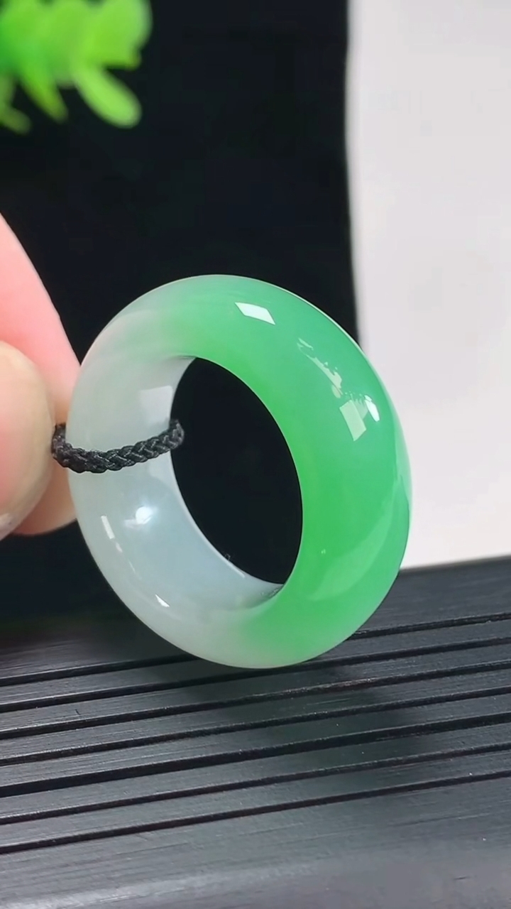 天然A货翡翠玉指环 戒指，尺寸17.8-9.5-5.5重量:10.08g2026年4月26日
工厂直