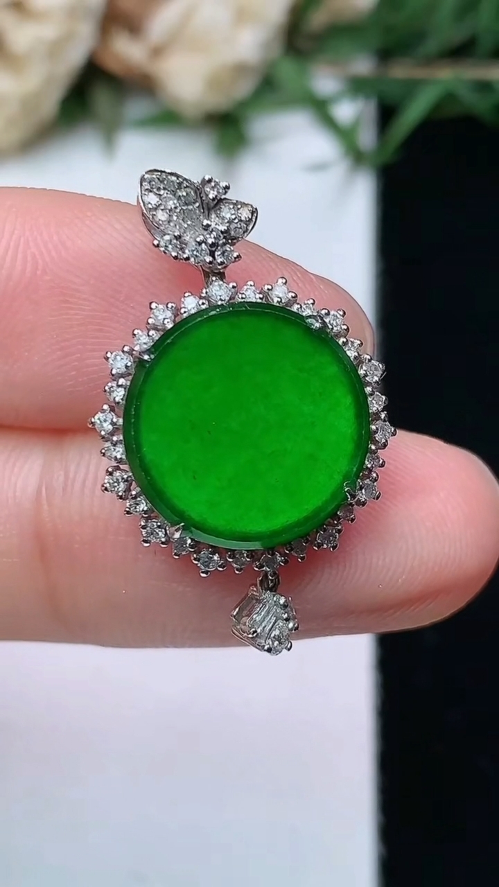 天然A货翡翠无事牌吊坠，尺寸25.5-16-5.8，裸石12.6，重量:2.02g
4月26日