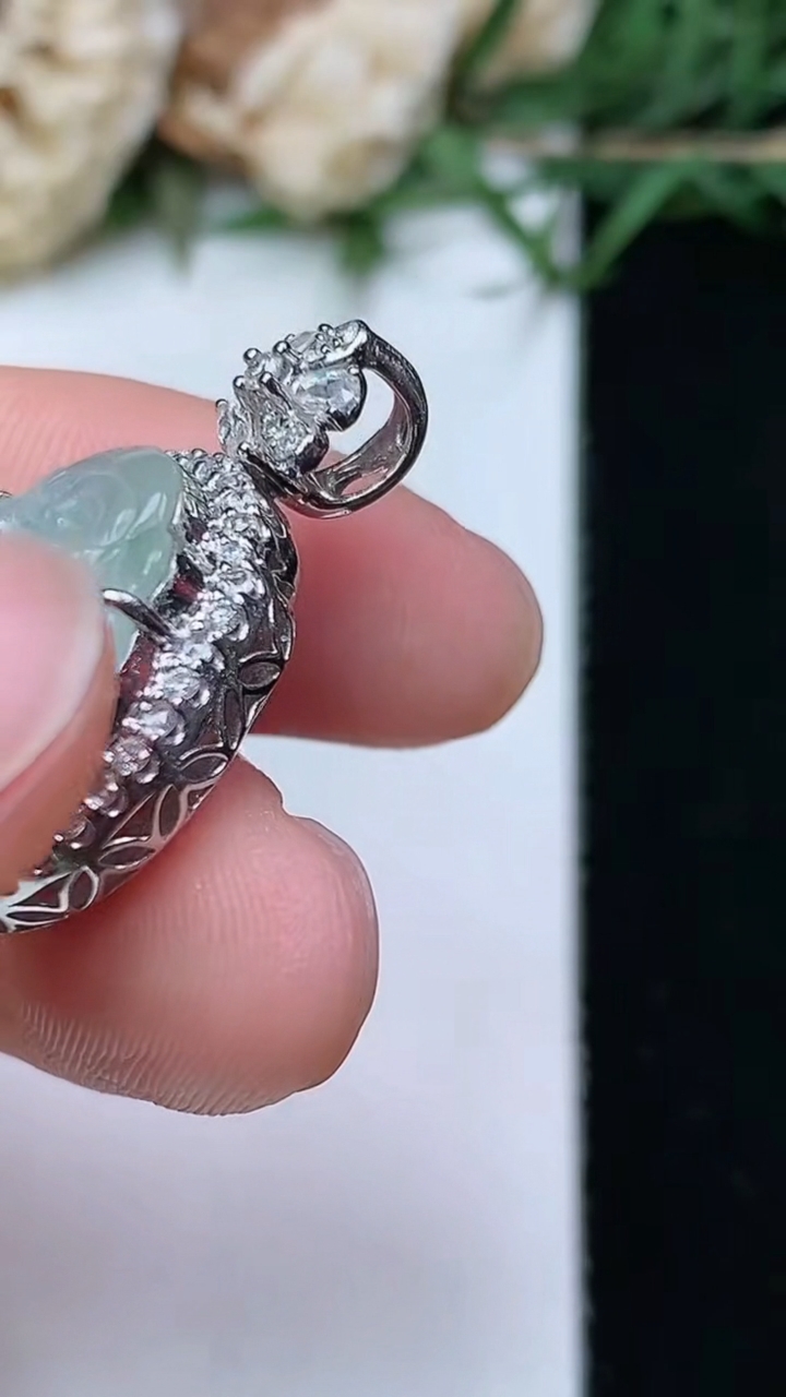 天然A货翡翠白冰财神爷吊坠，尺寸25.9-19-9.4，裸石15.9-15.9
4月26日