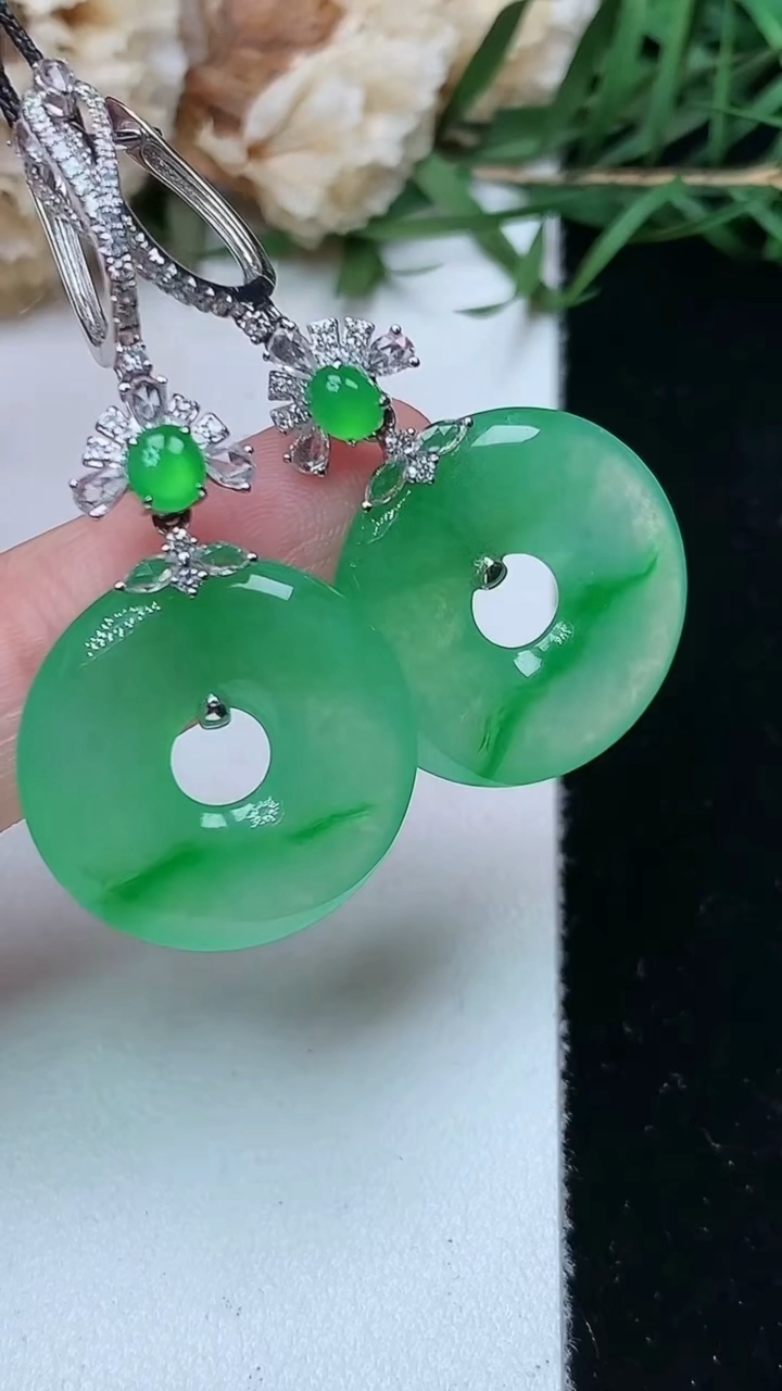 天然A货翡翠平安环耳坠，尺寸18.9-3.6，重量:7.43g
4月26日