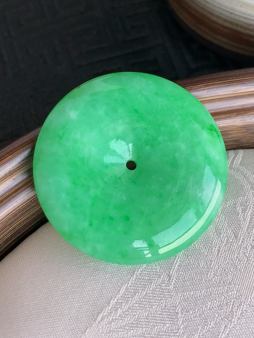 天然A货翡翠满绿平安扣吊坠  
尺寸32.4-5.3mm 重量12.17g 0425