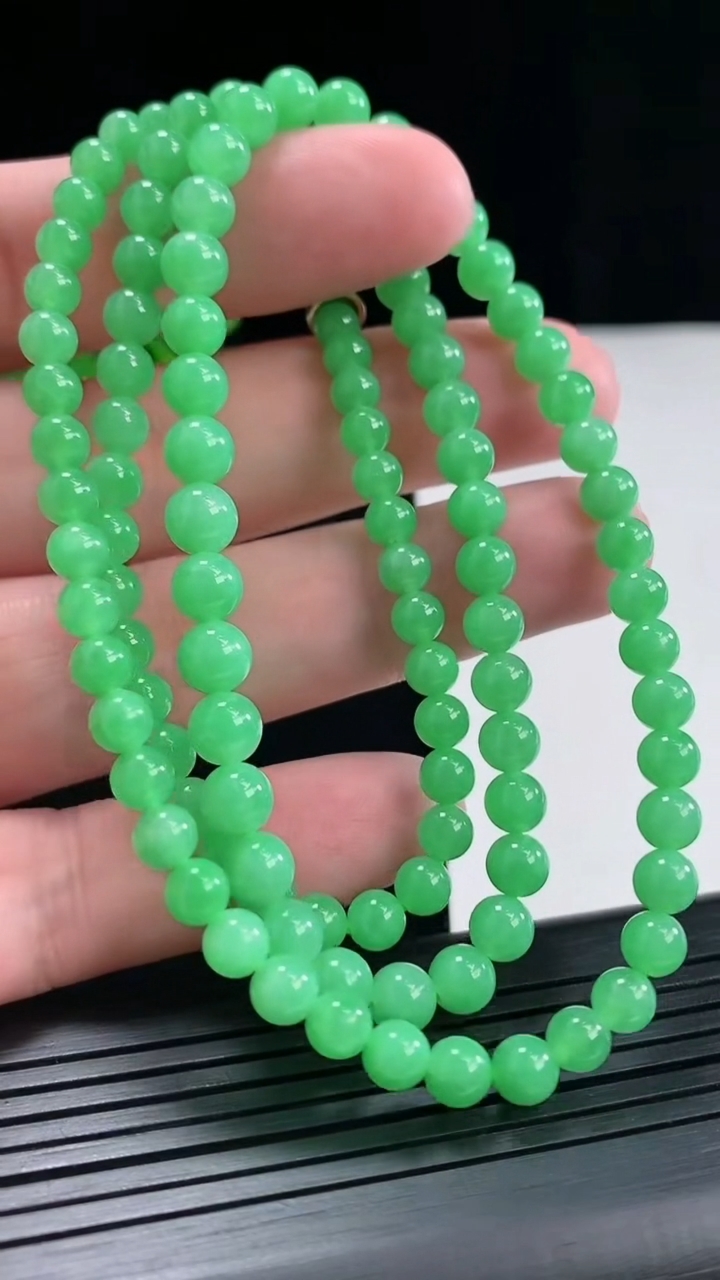 天然A货翡翠圆珠项链，尺寸5.5-111颗重量:30.20g
4月26日