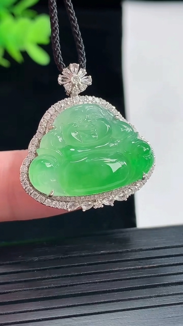 天然A货翡翠佛公吊坠，尺寸28.6-27.5-10.8，裸石17-24重量:7.45g
4月26日