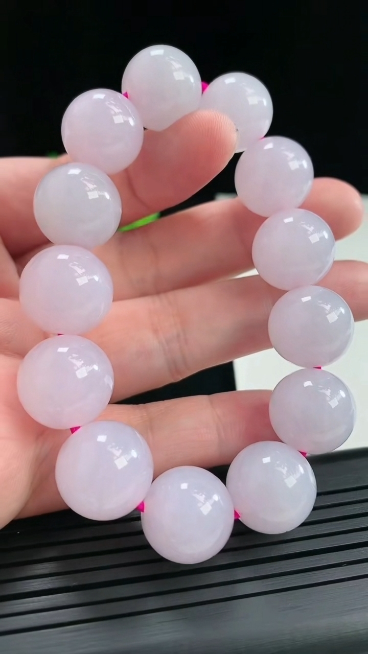 天然A货翡翠紫罗兰圆珠手串，尺寸15.5-13颗重量:86.79g4月26日
工厂直销收藏佳品,种好水足，色泽均匀，有种有色，上手高大气！