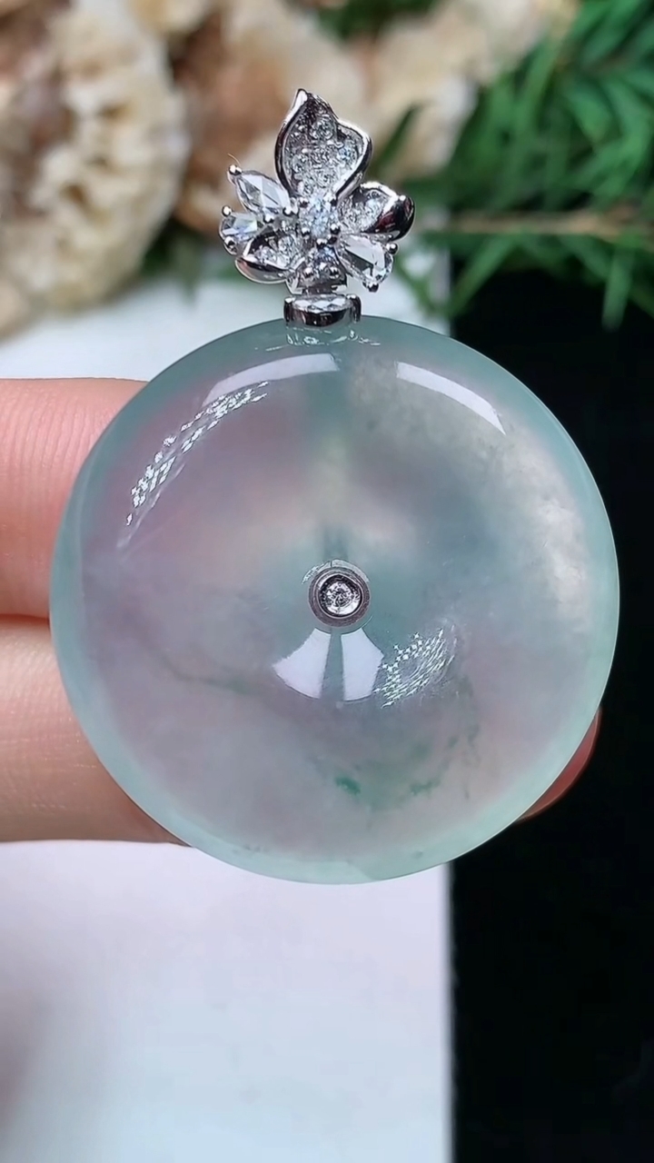 天然A货翡翠飘花平安扣吊坠，尺寸28.3-6.6，重量:12.00g
4月26日