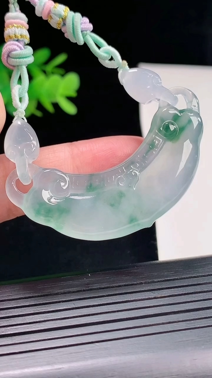 天然A货翡翠种飘花平安如意锁吊坠，尺寸52-16-5.8重量:16.41g
4月26日