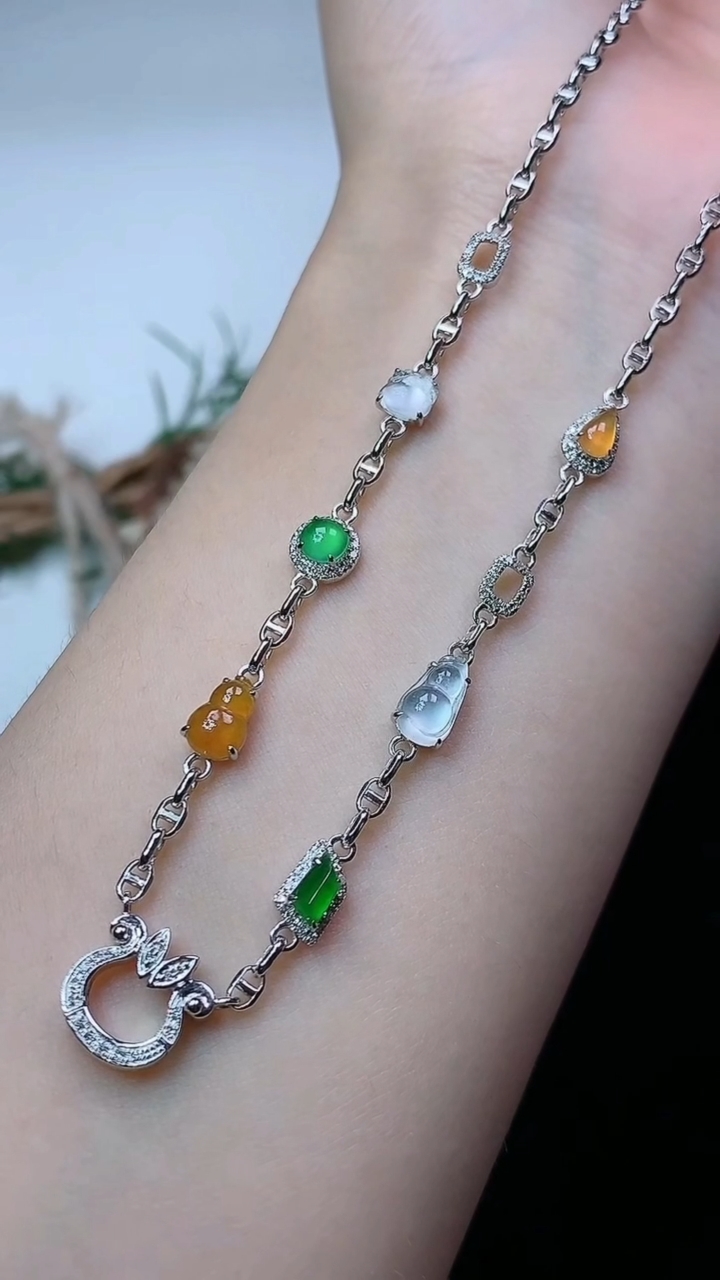 天然A货翡翠白冰葫芦项链，尺寸7.7-4.4-3.3，重量:5.44g4月26日
工厂直销收藏佳品,