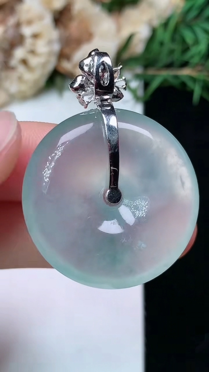 天然A货翡翠飘花平安扣吊坠，尺寸28.3-6.6，重量:12.00g
4月26日