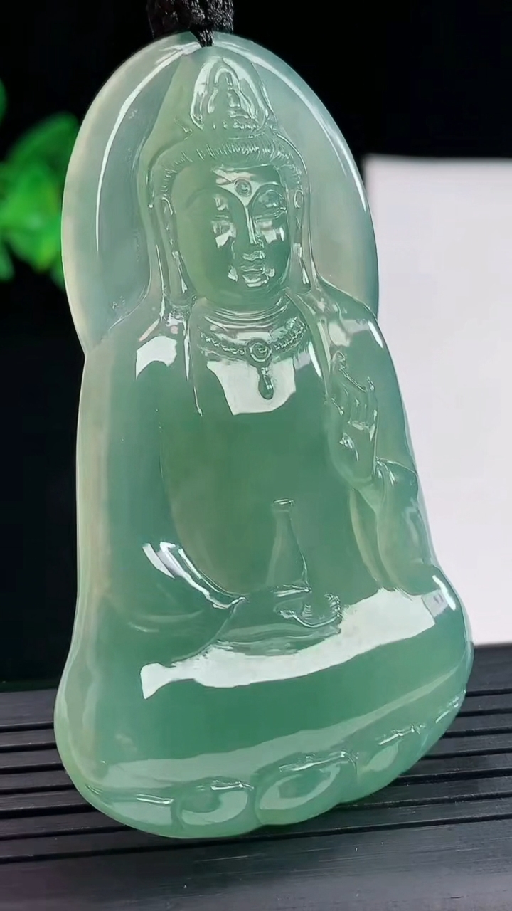 天然A货翡翠素衣观音吊坠，尺寸67.5-40-5.2重量:31.36g
4月26日