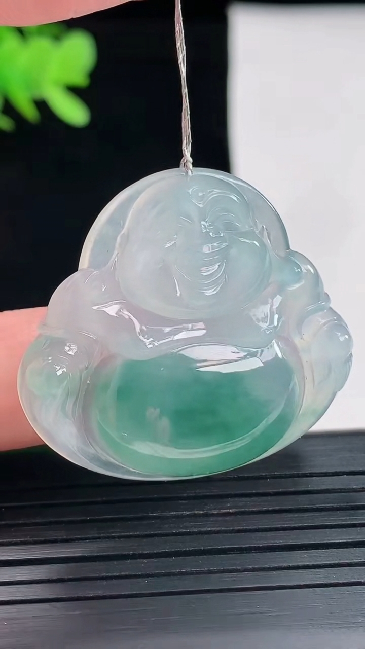 天然A货翡翠种飘花佛公吊坠，尺寸32.6-36-5.8重量:10.23g
4月26日