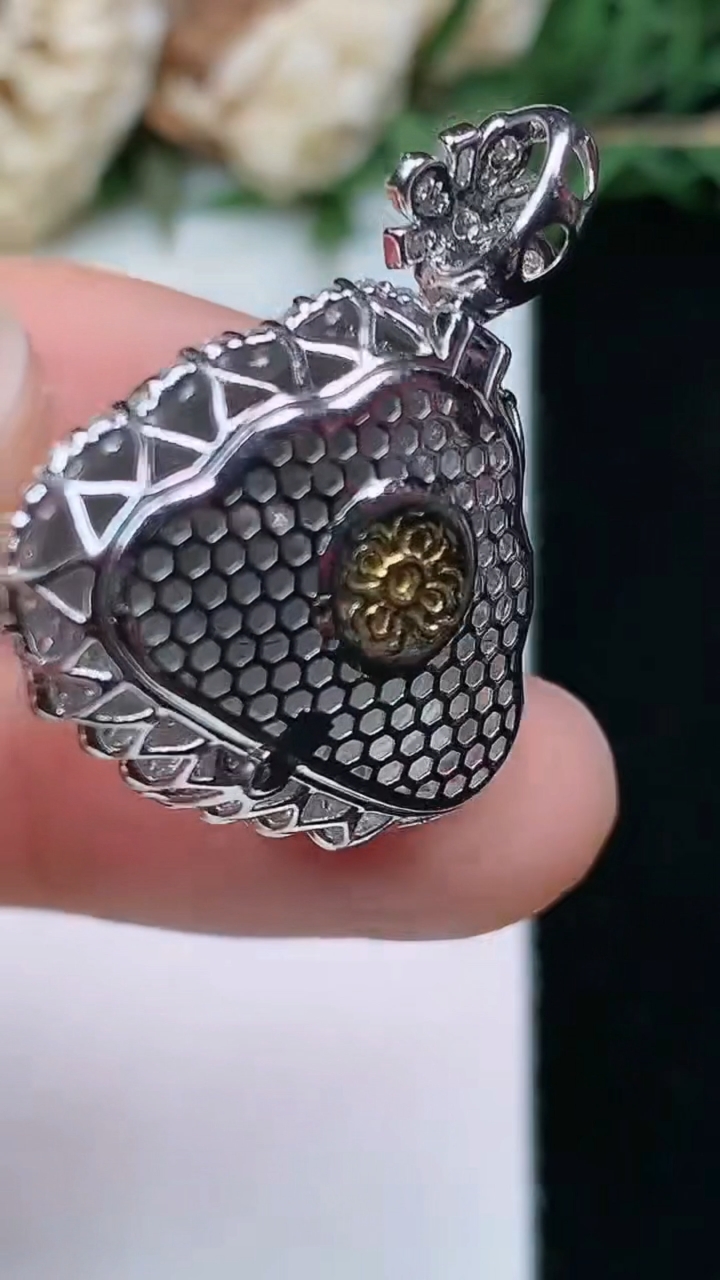 天然A货翡翠佛公吊坠，尺寸27.8-23-9，裸石13.5-19.5，重量:5.48g
4月26日