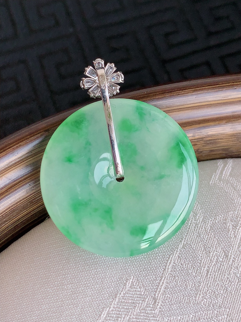 天然A货翡翠18K金伴钻镶嵌飘绿平安扣吊坠 
尺寸31.2-24.2-3.8mm 重量5.50g 0