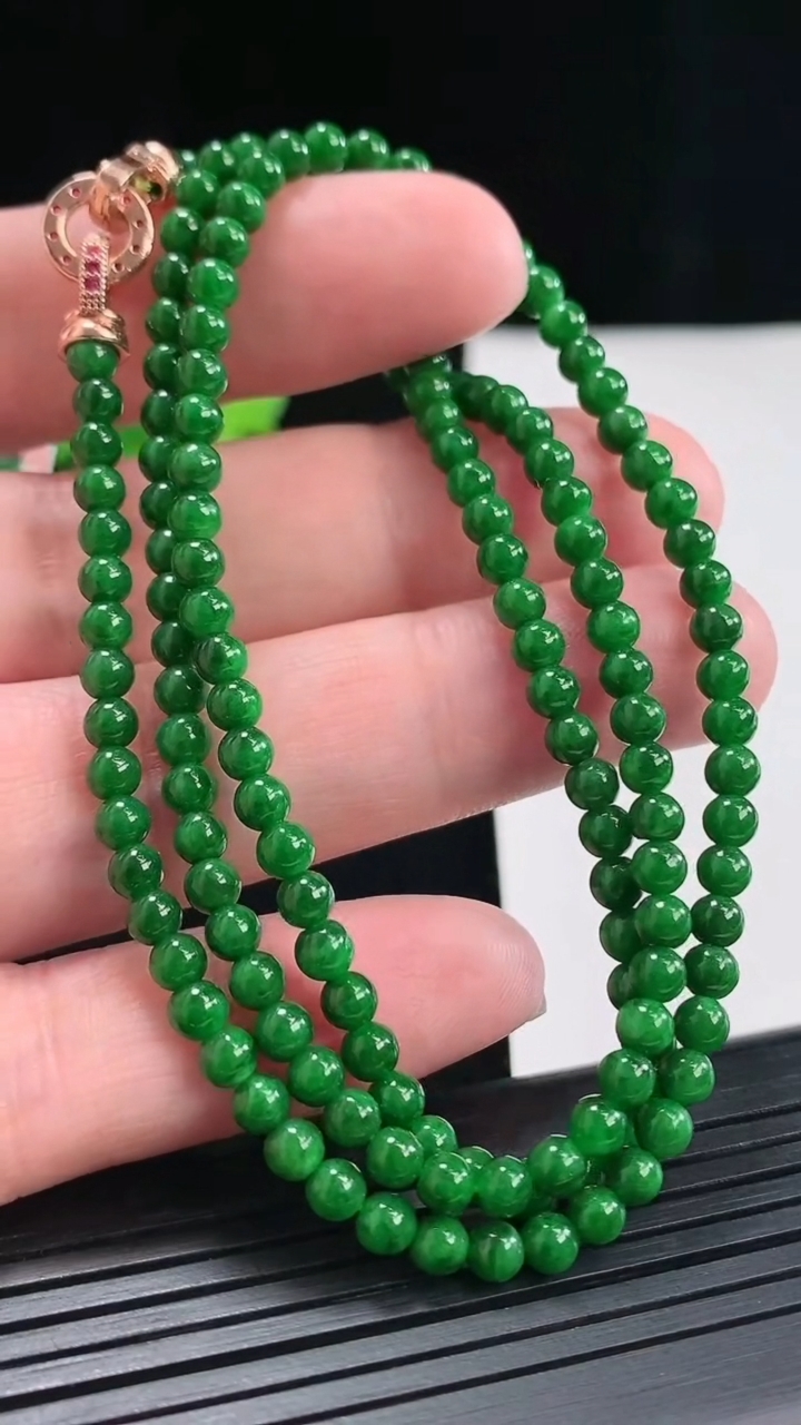 天然A货翡翠圆珠项链吊坠，尺寸4-156颗重量:16.44g4月26日
工厂直销收藏佳品,种好水足，色泽均匀，有种有色，上手高大气！