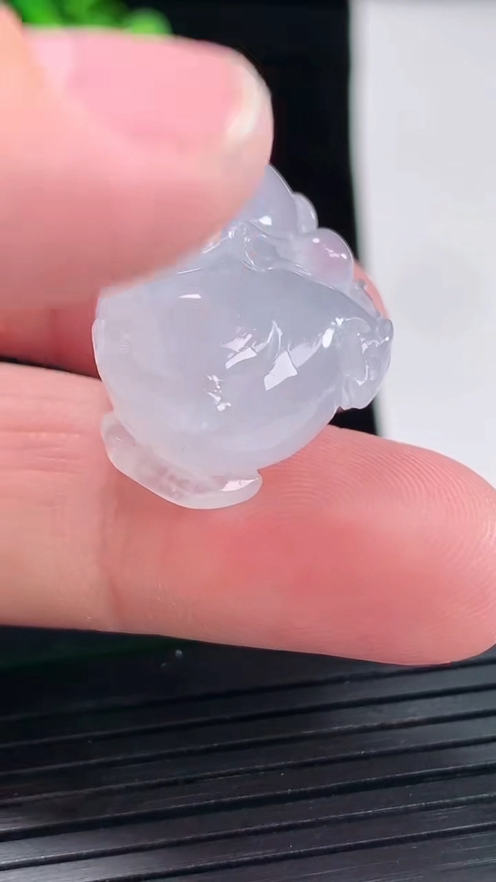 天然A货翡翠紫罗兰生肖马吊坠，尺寸26.5-19-12.2重量:11.42g
4月26日