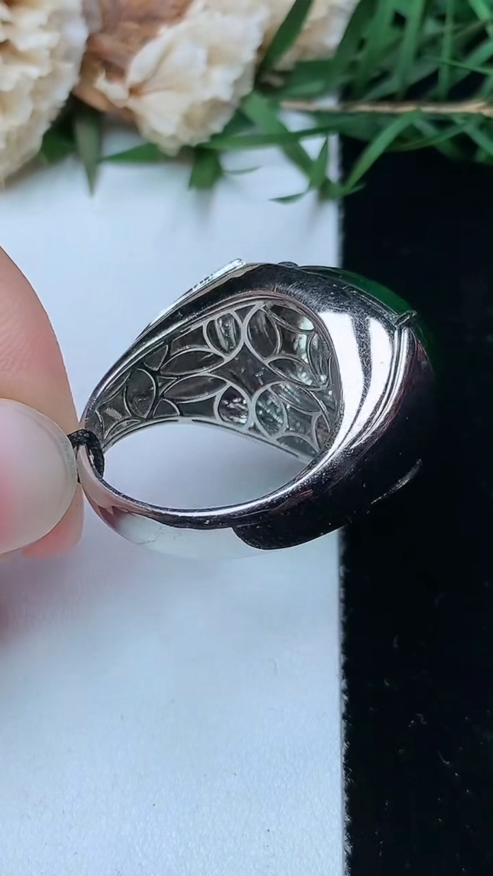 天然A货翡翠蛋面戒指，尺寸19.4-18.2-13.2，重量:9.00g2026年4月26日
工厂直销收藏佳品,种好水足，色泽均匀，有种有色，上手高大气！