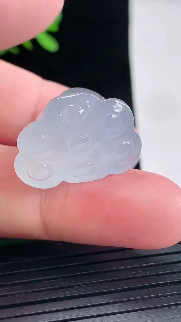 天然A货翡翠种紫罗兰莲蓬吊坠，尺寸21.5-24-16.6重量:11.53g
4月26日