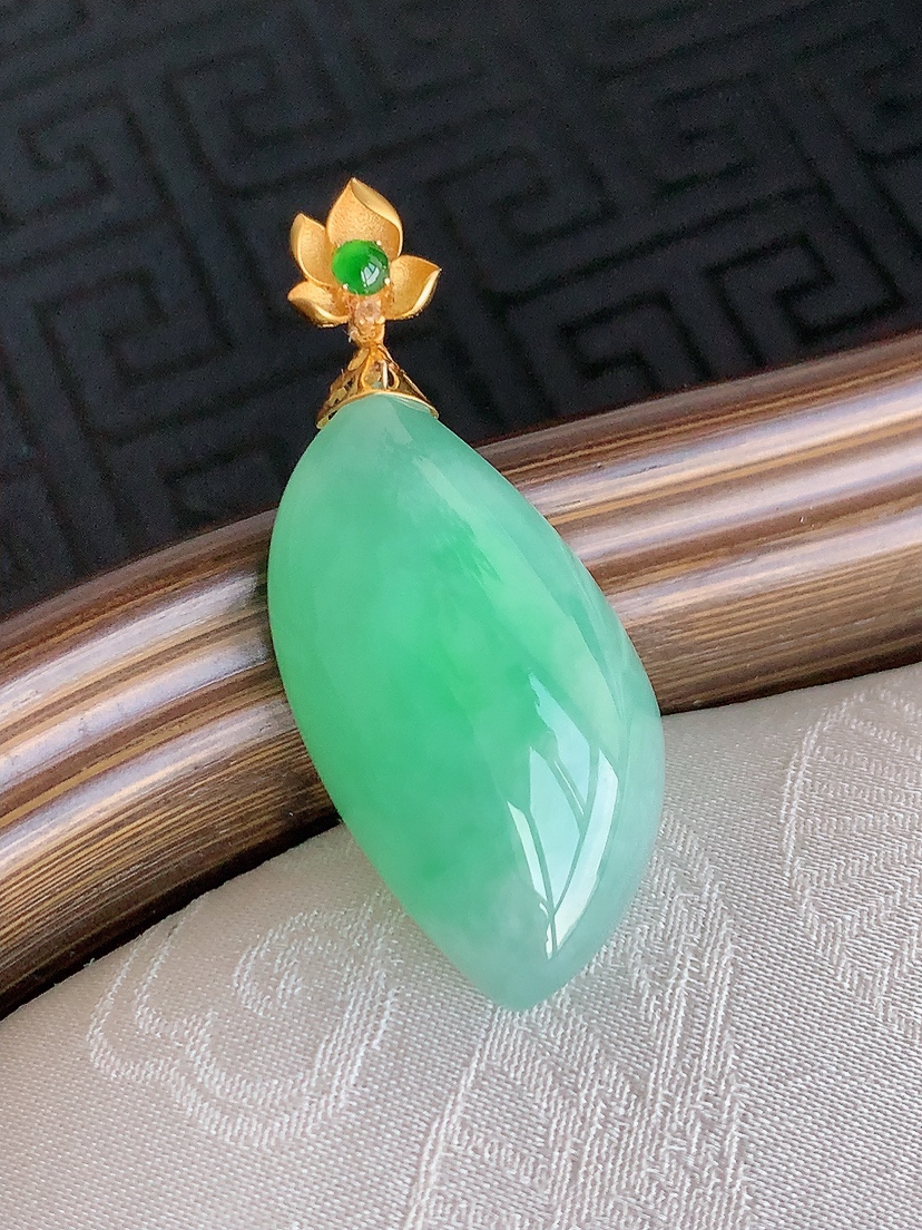 天然A货翡翠18K金镶嵌满绿随形吊坠 
尺寸35.8-27.5-14.5-9.6mm 重量7.03g