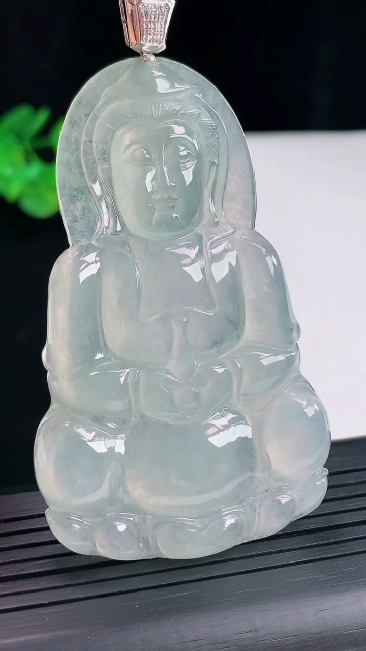 天然A货翡翠正装观音吊坠，尺寸68-42-5.5重量:29.41g
4月26日