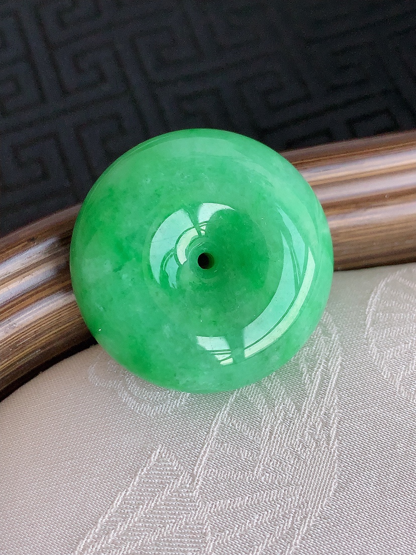 天然A货翡翠满绿平安扣吊坠 
尺寸27.5-12.6mm 重量21.15g 0425