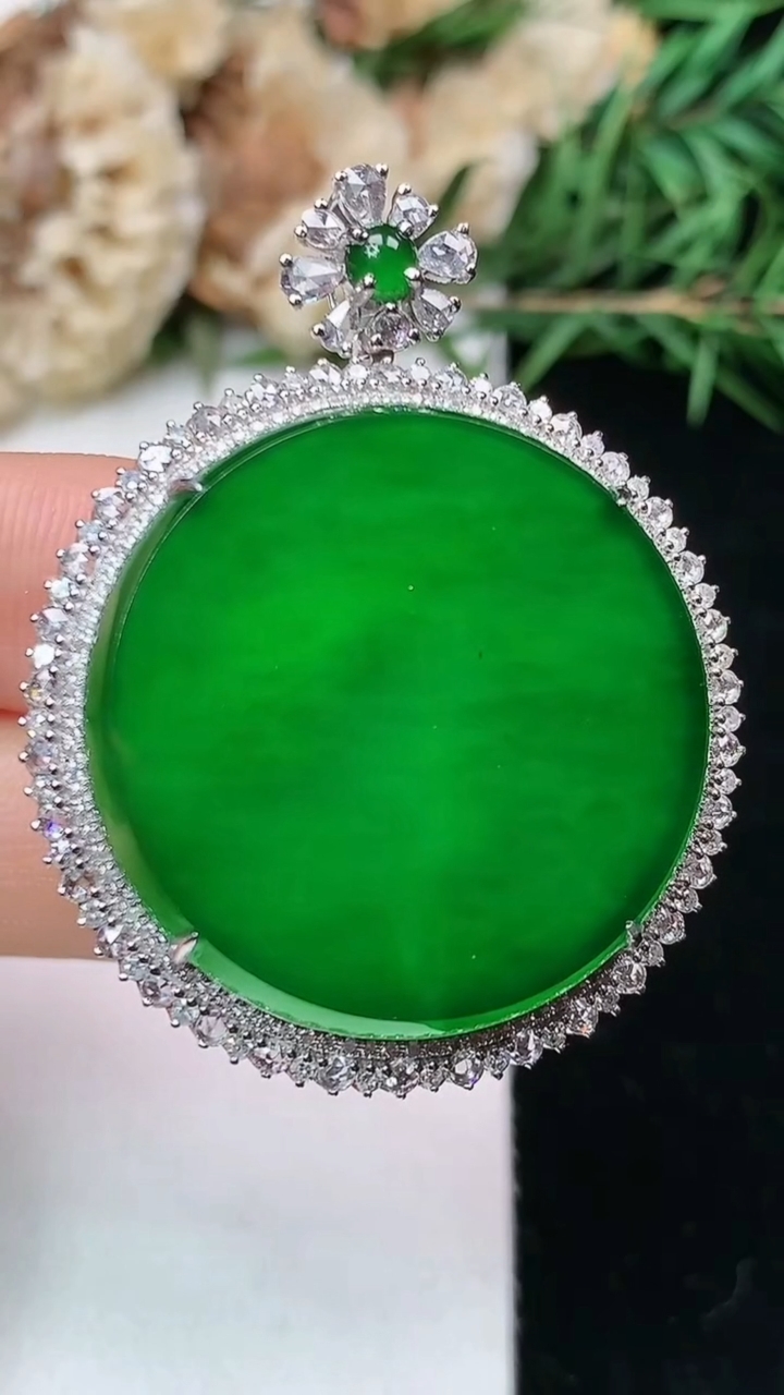 天然A货翡翠无事牌吊坠，尺寸42.5-33.7-11.6，裸石28，重量:12.52g
4月26日