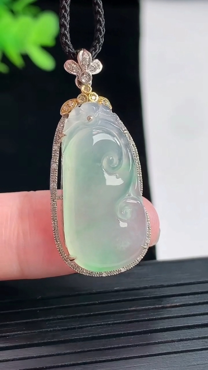 天然A货翡翠如意吊坠，尺寸35.6-15.5-5.8，裸石28-13.5重量:3.57g
4月26日