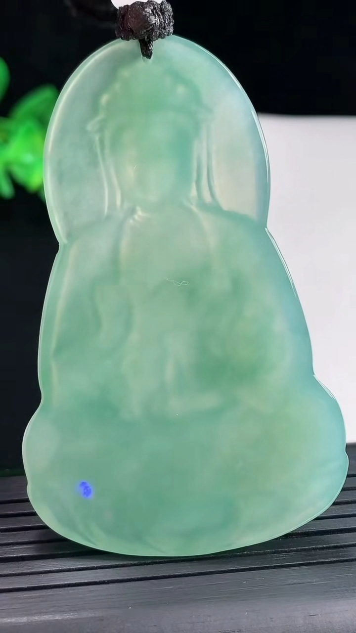 天然A货翡翠素衣观音吊坠，尺寸67-42-5.2重量:32.45g
4月26日