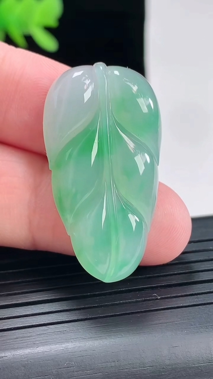 天然A货翡翠金枝玉叶 叶子吊坠，尺寸37-20-5重量:7.00g
4月26日