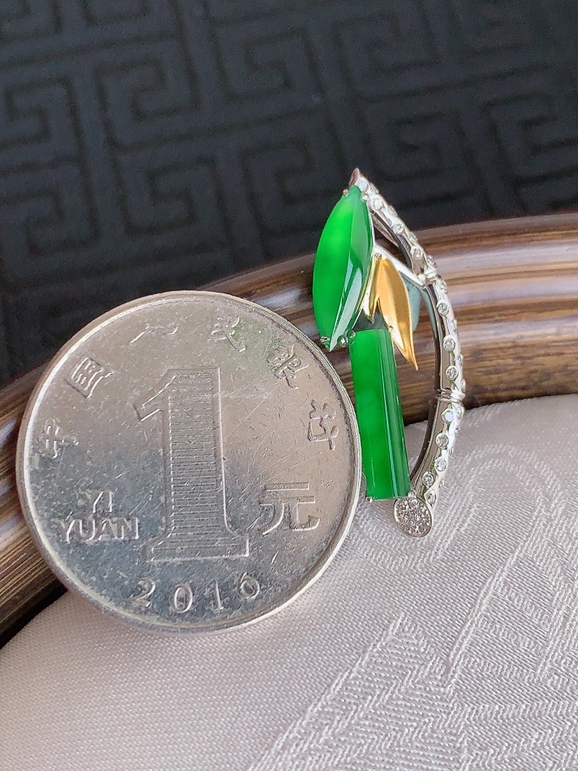 天然A货翡翠18K金伴钻镶嵌满绿随形吊坠 
尺寸27.5-12-3.6-2.5mm 重量1.64g 0425