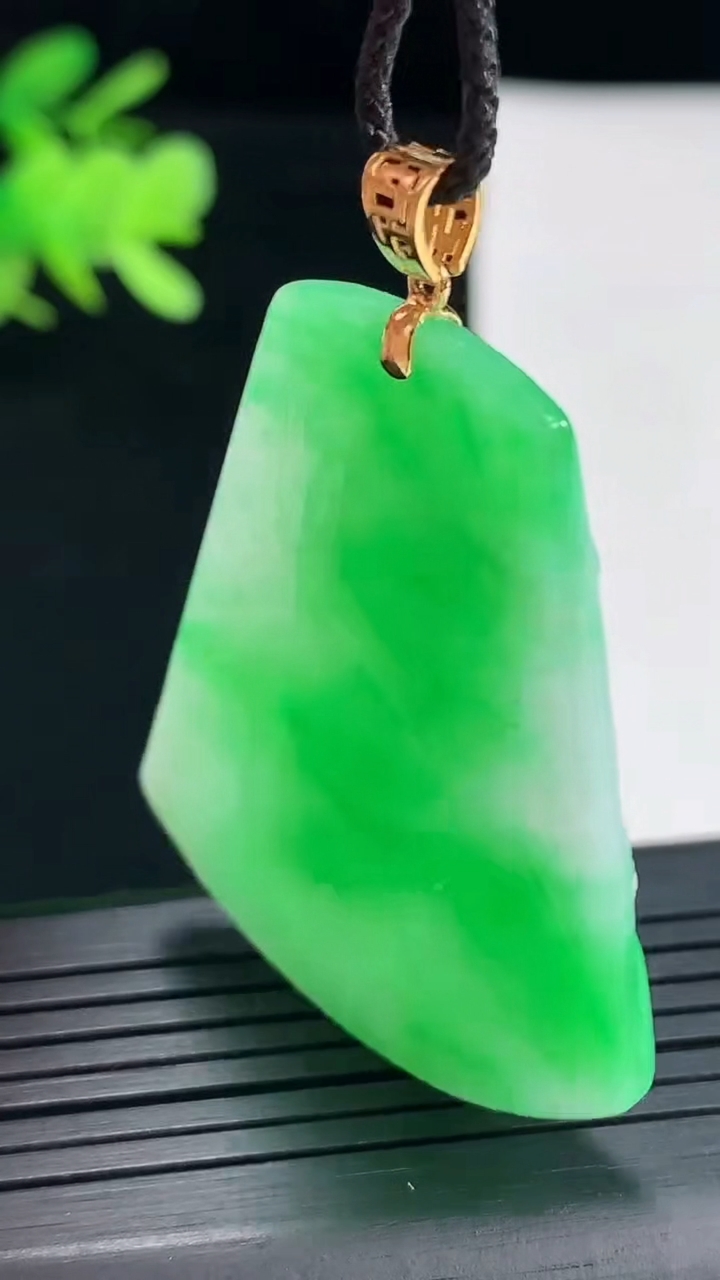 天然A货翡翠山水牌吊坠，尺寸44-36-5重量:16.94g
4月26日