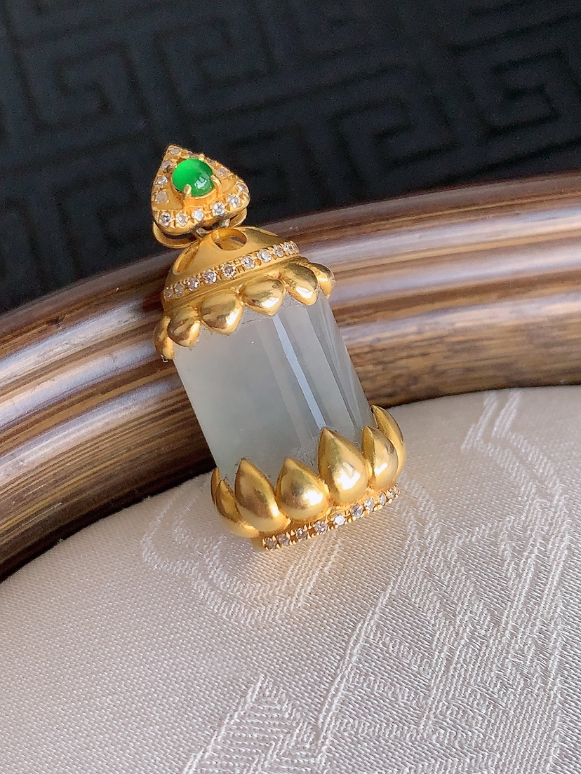 天然A货翡翠18K金伴钻镶嵌白冰白月光路路通吊坠 
尺寸25.8-14-10.2mm 重量6.96g 0425