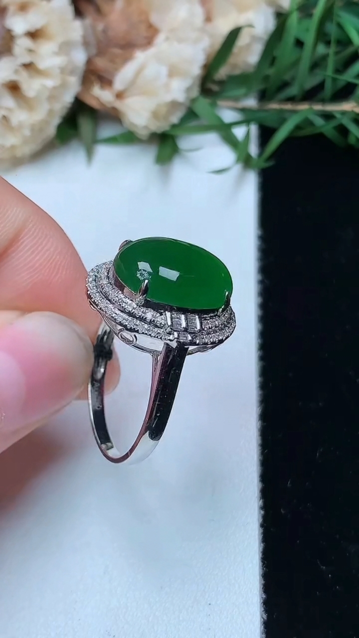 天然A货翡翠蛋面戒指，尺寸17-12.9-9.9，重量:3.37g2026年4月26日
工厂直销收藏佳品,种好水足，色泽均匀，有种有色，上手高大气！