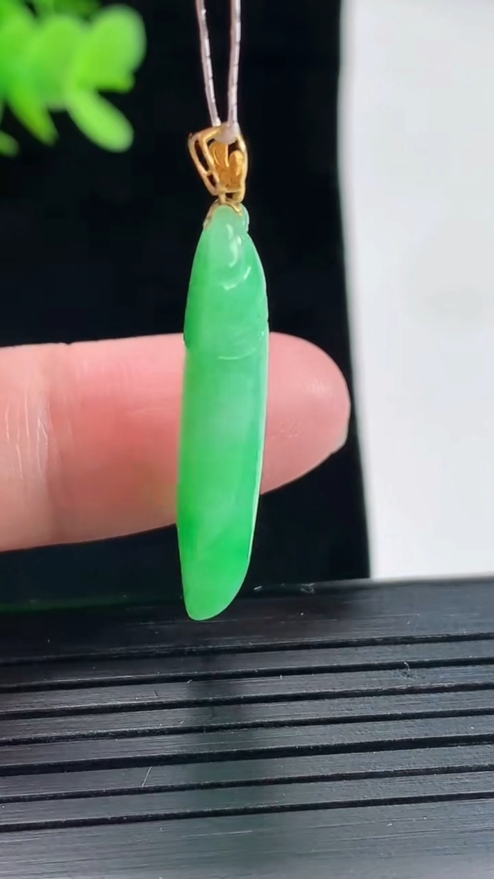 天然A货翡翠福瓜吊坠，尺寸31-13-5.6重量:4.84g
4月26日