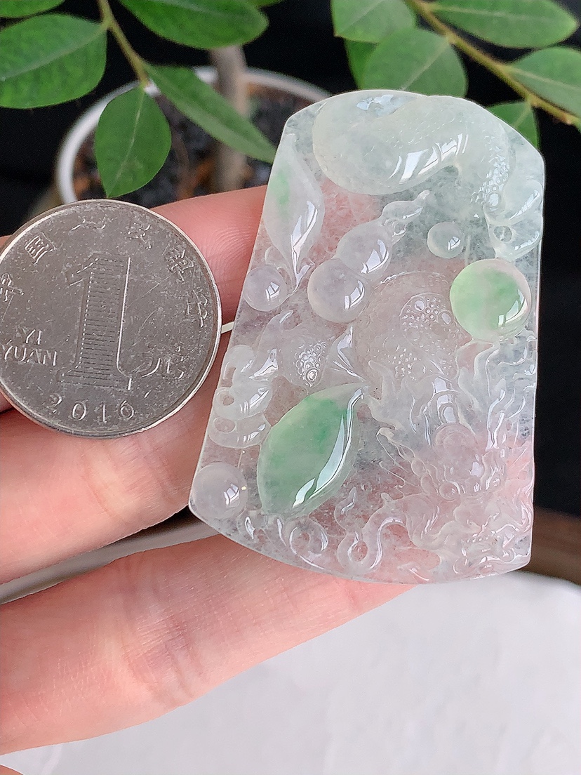 天然A货翡翠飘绿龙牌吊坠 
尺寸52-34.5-4.8mm 重量16.70g 0425