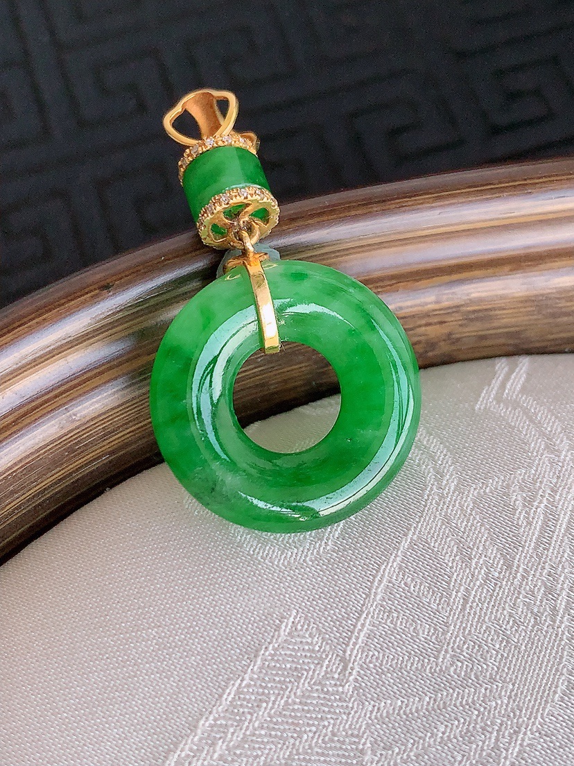 天然A货翡翠18K金伴钻镶嵌满绿平安环吊坠 
尺寸34.2-18.8-3.5mm 重量3.62g 0