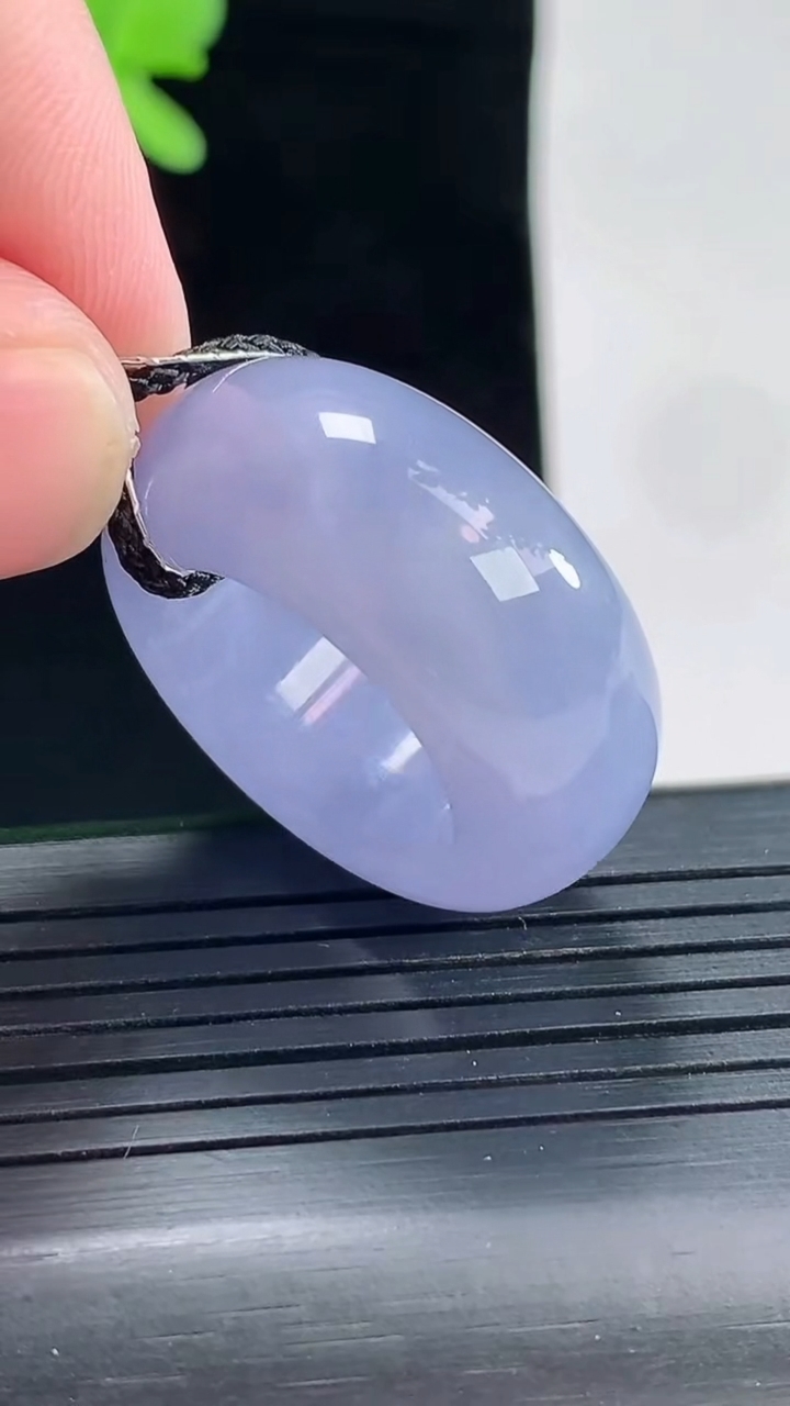 天然A货翡翠紫罗兰素面玉指环 扳指，尺寸17.6-11.6-5.8重量:14.00g
4月26日