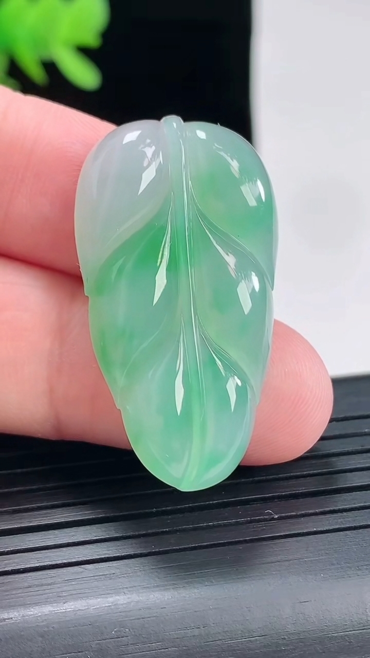 天然A货翡翠金枝玉叶 叶子吊坠，尺寸37-20-5重量:7.00g
4月26日