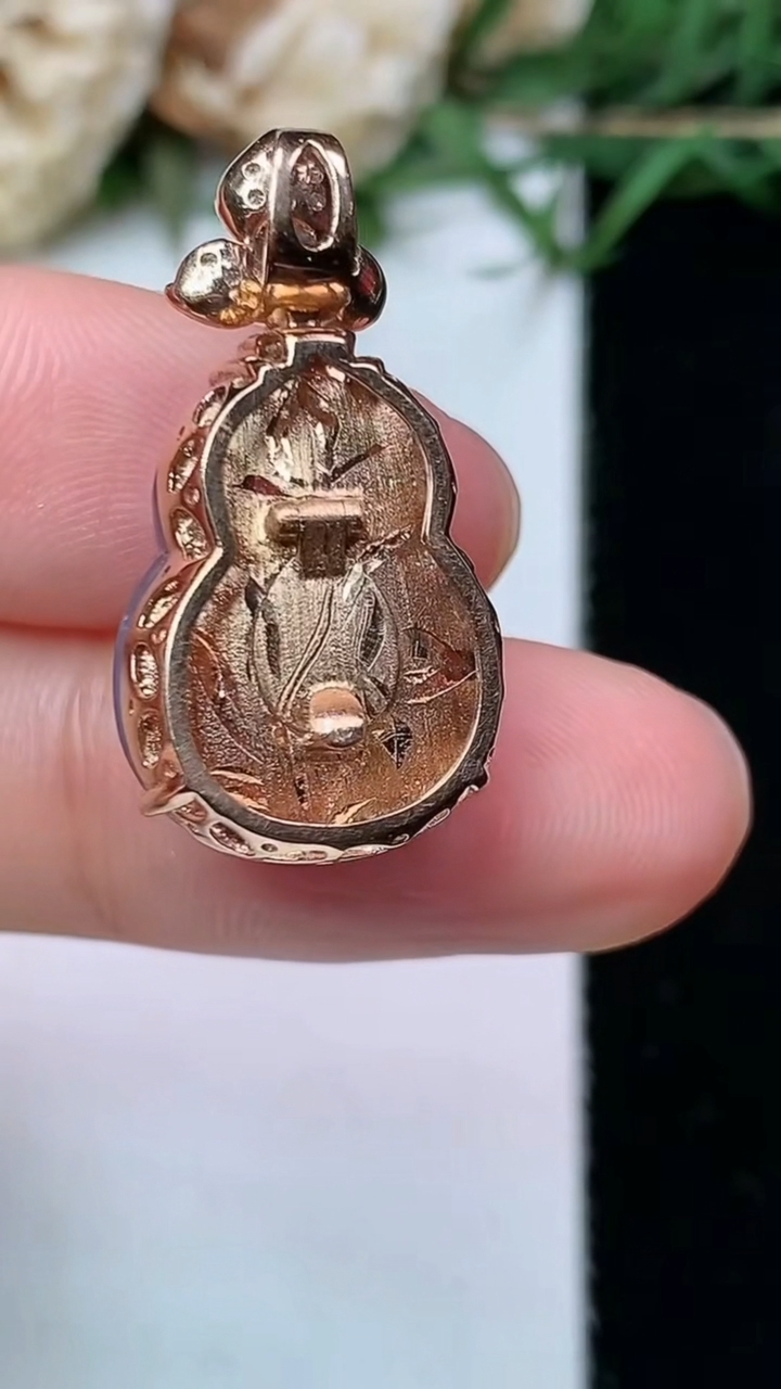 天然A货翡翠紫罗兰葫芦吊坠，尺寸18.4-13.3-10.7，重量:5.31g
4月26日