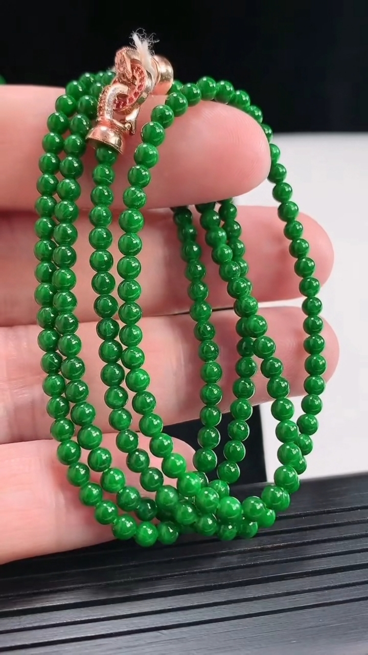 天然A货翡翠圆珠项链，尺寸3.2-190颗重量:11.96g
4月26日