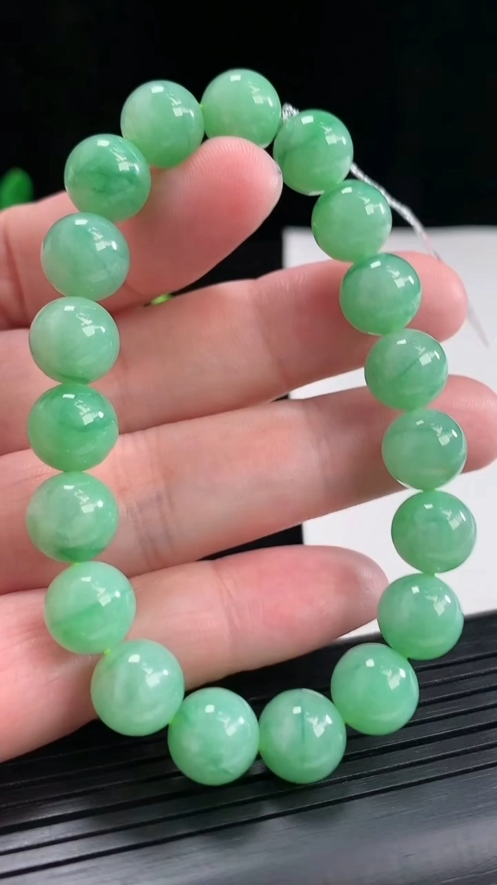 天然A货翡翠圆珠手串，尺寸10-19颗重量:32.84g4月26日
工厂直销收藏佳品,种好水足，色泽均匀，有种有色，上手高大气！