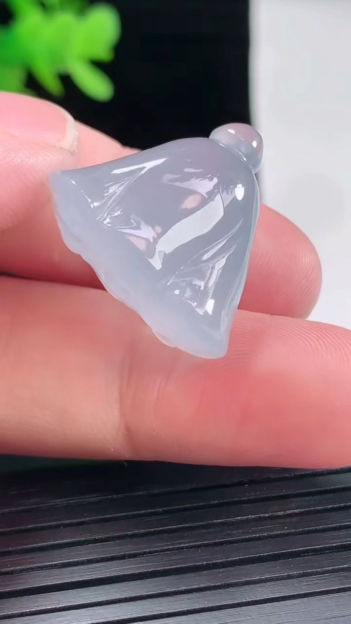 天然A货翡翠种紫罗兰莲蓬吊坠，尺寸21.5-24-16.6重量:11.53g
4月26日